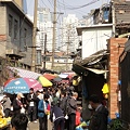 上海　延安西路の市場とマンション