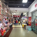 写真: 青島　大桟橋へ行く地下道の店