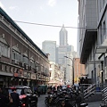 写真: 上海　服飾市場裏と浦東の金茂