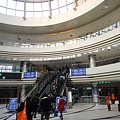 写真: 上海長途汽車站　ドームの中