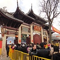 写真: 上海　龍華寺入口の門の人ごみ