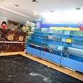写真: 湘巴人家　店内１Fカウンターと水槽
