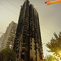 写真: 上海火事になったビルの焼け跡