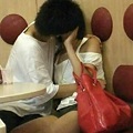 写真: 素人小姐レストラン内でキス連発（笑） (8)