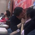 写真: 素人小姐レストラン内でキス連発（笑） (14)