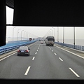 写真: 杭州湾大橋　バスの中から