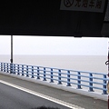 写真: 杭州湾大橋　バスの中から見る杭州湾の海