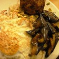 写真: 婁山関路　ローカルレストラン　１３元定食　茄子　肉団子　目玉焼き