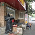 写真: 華山路の像と寝てるおじさん (2)