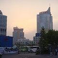 写真: 夕暮れの杭州のビル