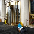 写真: ホテルの玄関前で
