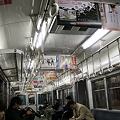 写真: 中吊り広告がある日本の電車内