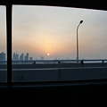 写真: 朝日が眩しいタクシーの車内