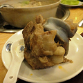 三人行骨頭王　鍋の中の骨付き肉