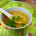 写真: 復興路の蘭州拉面の葱油拌面（小）　もれなく付いてくる香草入りスープ