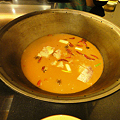 写真: 野生大魚坊　大鍋に魚とスープ投入