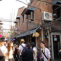 田子坊　通りのテラス席と一般の住居の家並み