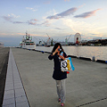 写真: 神戸の港で
