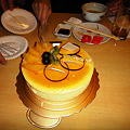 写真: 誕生日のバースディケーキのケーキカット