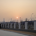 写真: 上海　外高橋　朝７時半　少しくすんだ太陽