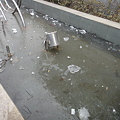 写真: 池の氷となにやらの装置