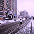 写真: 上海の雪　南昌路の駅前