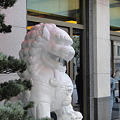 写真: ペニンシュラホテルの玄関と獅子の像