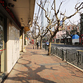 写真: 淮海路　閑散とした常熟路站近辺