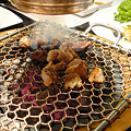 写真: オバルタン　丸腸とミノ焼き焼き〜〜と煙