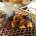 写真: オバルタン　丸腸とミノ焼き焼き〜〜と煙が