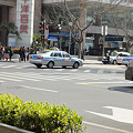 淮海路　太平洋百貨店の前の交差点のおまわりさん　タクシーに注意中