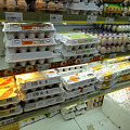 写真: シティスーパーの卵売り場