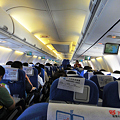 写真: 青島行きの飛行機の機内