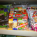 写真: 青島空港内の売店のお菓子