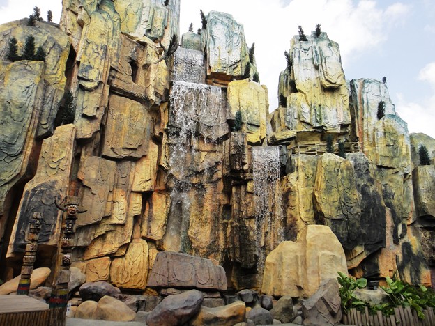 写真: 歓楽谷　岩から落ちる水（滝）