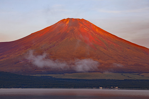 写真: 赤富士の朝