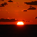 写真: 水平線に沈む夕陽
