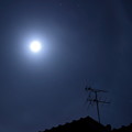 写真: アンテナと月