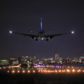 写真: 函館空港の夜