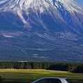 写真: 富士山と車。