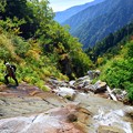 写真: ナメ滝を登る