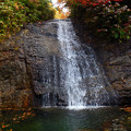 写真: 紅葉のスダレ状滝