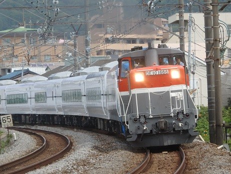 写真: 電車〜新型を回送