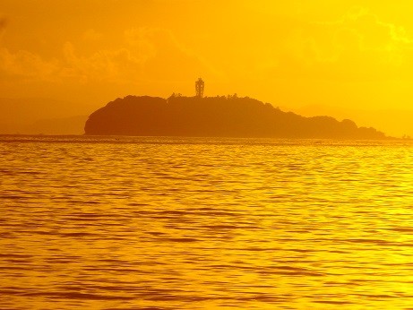 写真: 黄昏の江の島