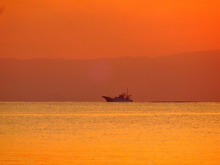写真: 茜色の中の漁船〜相模湾