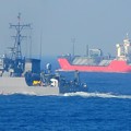 写真: タンカーと海上自衛隊〜浦賀水道