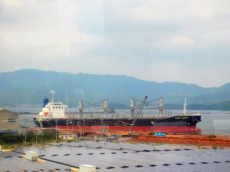 写真: 境港の貨物船