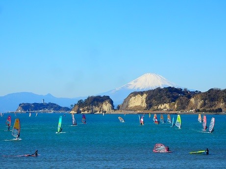 写真: 稲村ケ崎、富士山、江ノ島