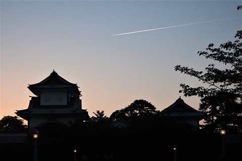 写真: 夕暮れ金沢城