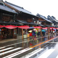 写真: 雨の蔵造の街並み